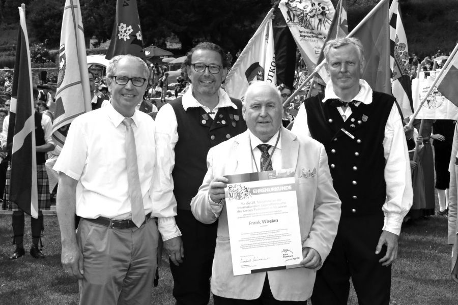 Bildunterzeile: Noch im Juni letzten Jahres hatte Landrat Manfred Müller (links im Bild) die Verdienste von Frank Whelan (dritter von links) mit einer Ehrenurkunde im Beisein der musischen Leiter der Festwoche, Dietmar Kellerhoff und Markus Smolin, gewürdigt.  Bildnachweis: Kreis Paderborn.